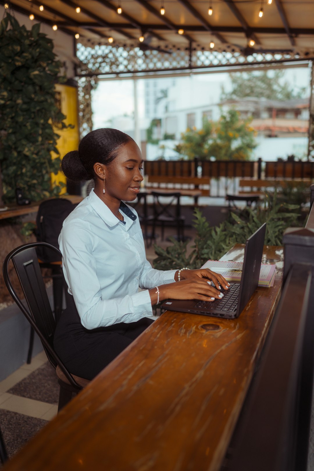 young author typing at cafe